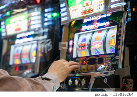 スロットマシンを遊戯する男性 スロットマシンを遊戯する男性 139819264