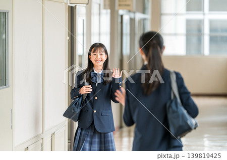 学校の廊下を歩く制服姿の小学生,中学生,高校生の女子生徒 139819425