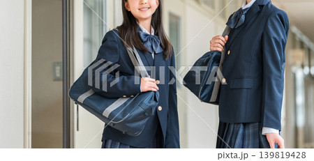 学校の廊下を歩く制服姿の小学生・中学生・高校生・女子高生 学校の廊下を歩く制服姿の小学生・中学生・高校生・女子高生 139819428