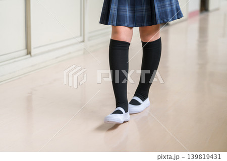 学校の廊下を歩くブレザー姿の女子生徒の足元（制服姿の小学生・中学生・高校生・女子高生） 139819431