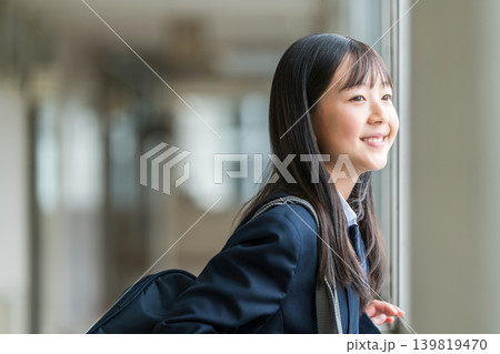 校舎の廊下で外を眺める制服姿の中学生,高校生,小学生,女子中学生,女子高生 139819470