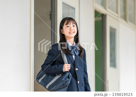 学校の廊下を歩く制服姿の小学生,中学生,高校生の女子生徒 139819523