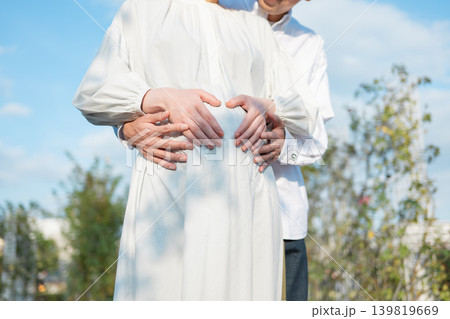 妊婦を支える男性 139819669