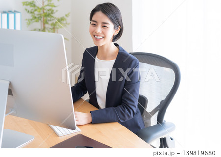 デスクトップパソコンで仕事するビジネスウーマン デスクトップパソコンで仕事するビジネスウーマン 139819680