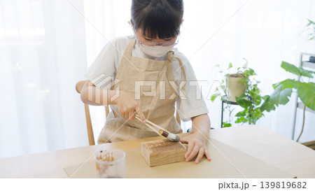 DIYでペンキを塗る子供 DIYでペンキを塗る子供 139819682