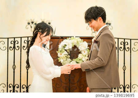 結婚式場で指輪交換する新郎新婦(結婚式,ウェディング,ブライダル) 結婚式場で指輪交換する新郎新婦(結婚式,ウェディング,ブライダル) 139819695