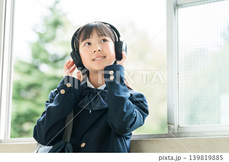 学校の廊下で待ち合わせをする制服姿の小学生,中学生,高校生の女の子 139819885