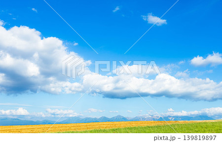 夏の北海道美瑛町の丘の上から見た青い空と白い雲の風景 夏の北海道美瑛町の丘の上から見た青い空と白い雲の風景 139819897
