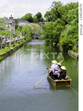 新緑が美しい倉敷美観地区、倉敷川を進むくらしき川舟流し 新緑が美しい倉敷美観地区、倉敷川を進むくらしき川舟流し 139820070