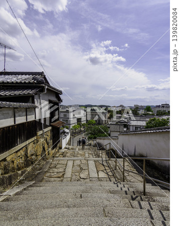 倉敷観光の絶景：歴史ある石階段と美観地区の瓦屋根が織りなす風景 139820084