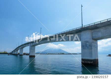 黎明みなと大橋と桜島を望む鹿児島市木材港の風景 139820157