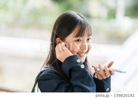 スマホ,スマートフォンのスピーカーで何か話す高校生,中学生,小学生 スマホ,スマートフォンのスピーカーで何か話す高校生,中学生,小学生 139820192