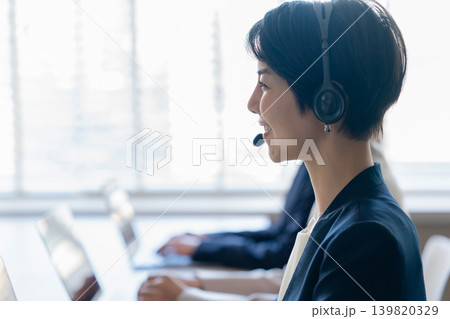 コールセンターで働くビジネスパーソン 139820329
