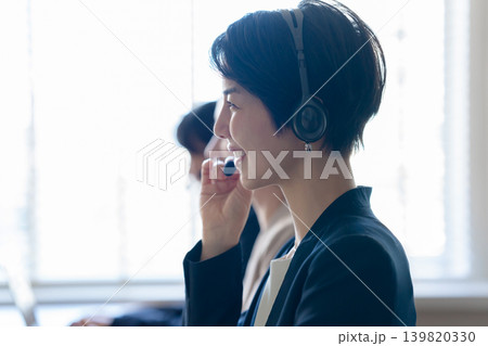 コールセンターで働くビジネスパーソン コールセンターで働くビジネスパーソン 139820330