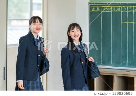 笑顔で会話しながら教室に入ってくる制服姿の小学生,中学生,高校生の女の子 139820693