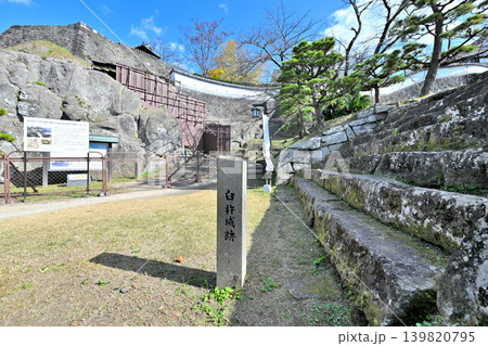 キリシタン大名として有名な大友宗麟の居城 大分県「臼杵城」の城門と石垣の様子 キリシタン大名として有名な大友宗麟の居城 大分県「臼杵城」の城門と石垣の様子 139820795