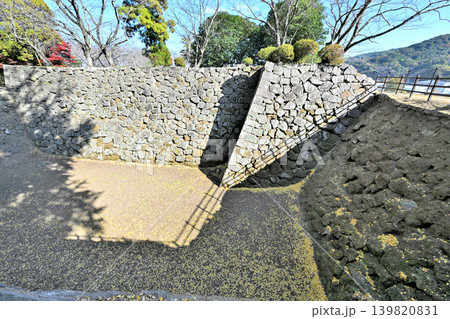 キリシタン大名として有名な大友宗麟の居城 大分県「臼杵城」の城門と石垣の様子 キリシタン大名として有名な大友宗麟の居城 大分県「臼杵城」の城門と石垣の様子 139820831