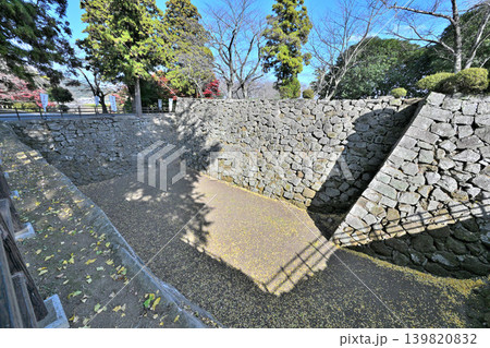 キリシタン大名として有名な大友宗麟の居城 大分県「臼杵城」の城門と石垣の様子 キリシタン大名として有名な大友宗麟の居城 大分県「臼杵城」の城門と石垣の様子 139820832