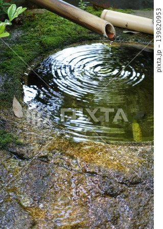 手水鉢の水面に広がる波紋 手水鉢の水面に広がる波紋 139820953