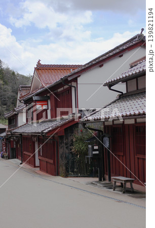 岡山県高梁市成羽町「吹屋ふるさと村」のベンガラ格子と赤銅色の瓦屋根が美しい町並み 139821194