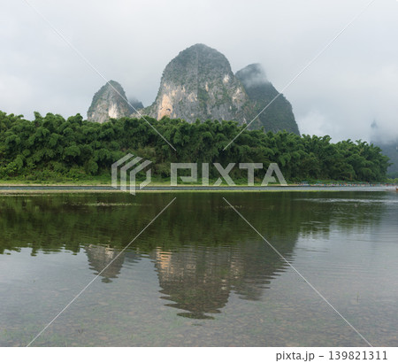 穏やかな漓江の水面に映るカルスト奇峰の美しい倒影と水墨画風の景色 穏やかな漓江の水面に映るカルスト奇峰の美しい倒影と水墨画風の景色 139821311