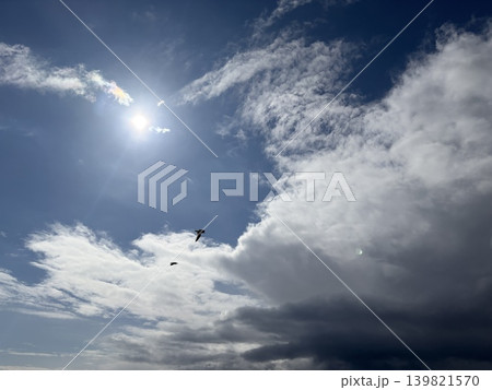 太陽と雲のある空 太陽と雲のある空 139821570
