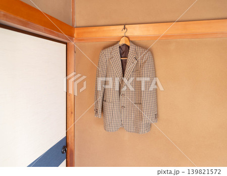 長押にフックを掛ける 長押に服を吊るす 長押にフックを掛ける 長押に服を吊るす 139821572