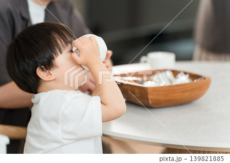 おやつの時間にジュースを飲む,水分補給をする子供の横顔 139821885
