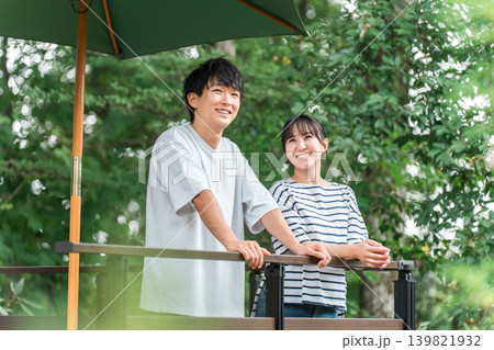 休日,夏休みに緑の中でリフレッシュする男女,カップル,夫婦,恋人 139821932