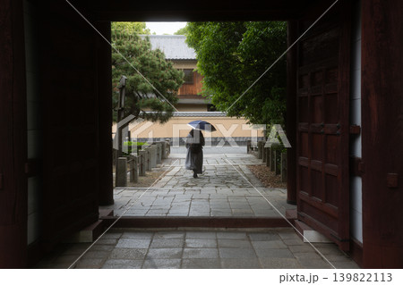 京都市内の町屋の路地を撮影 139822113