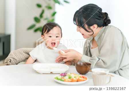 赤ちゃんに離乳食,ご飯を食べさせる母親（育児・子育て） 139822167