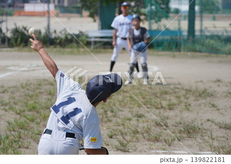 プロ野球選手を夢見て頑張っている野球少年 139822181