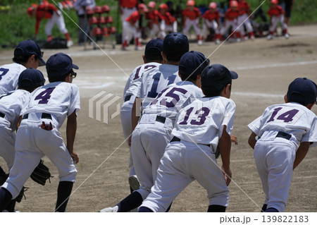 プロ野球選手を夢見て頑張っている野球少年 プロ野球選手を夢見て頑張っている野球少年 139822183