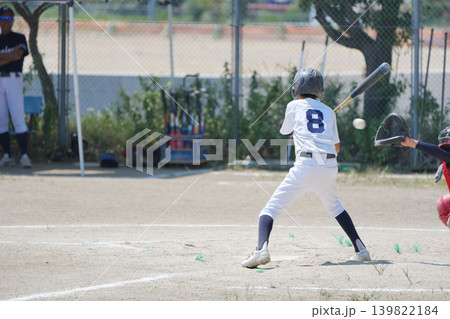 プロ野球選手を夢見て頑張っている野球少年 プロ野球選手を夢見て頑張っている野球少年 139822184