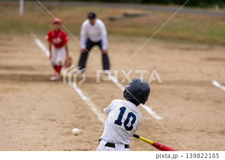 プロ野球選手を夢見て頑張っている野球少年 139822185