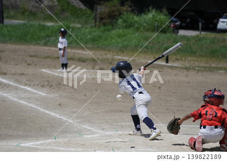 プロ野球選手を夢見て頑張っている野球少年 139822189
