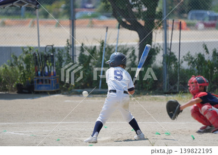 プロ野球選手を夢見て頑張っている野球少年 139822195