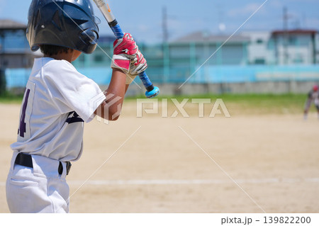 プロ野球選手を夢見て頑張っている野球少年 プロ野球選手を夢見て頑張っている野球少年 139822200