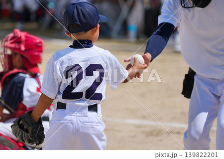 プロ野球選手を夢見て頑張っている野球少年 プロ野球選手を夢見て頑張っている野球少年 139822201