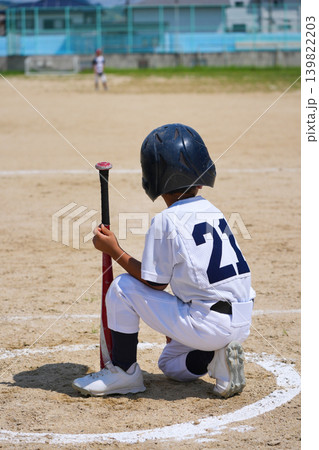 プロ野球選手を夢見て頑張っている野球少年 プロ野球選手を夢見て頑張っている野球少年 139822203