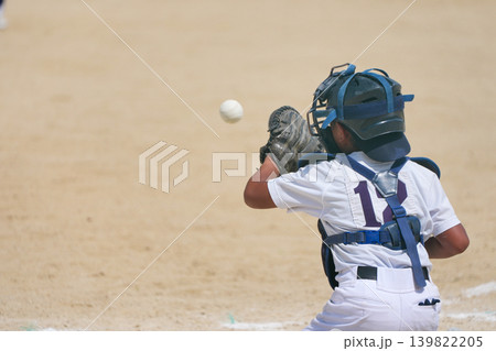 プロ野球選手を夢見て頑張っている野球少年 139822205