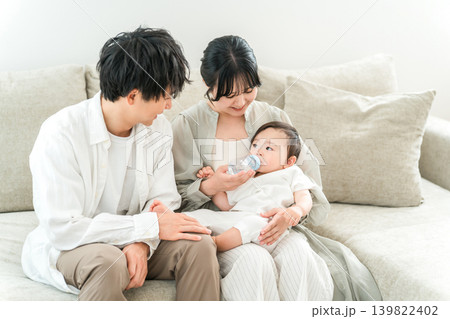 マイホームのソファーでミルクを哺乳瓶で飲む赤ちゃん,乳幼児 マイホームのソファーでミルクを哺乳瓶で飲む赤ちゃん,乳幼児 139822402