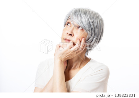 年齢肌を気にする高齢者の女性 年齢肌を気にする高齢者の女性 139822831
