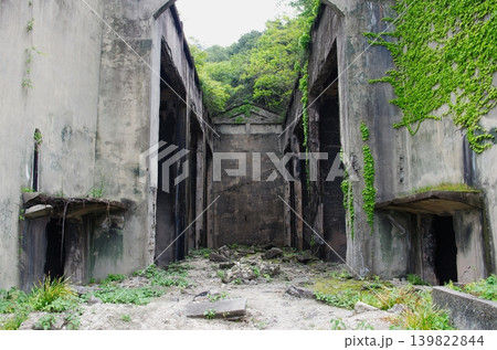 大久野島の負の遺産：毒ガス貯蔵庫跡と新緑 139822844