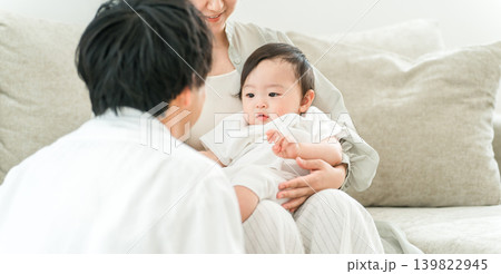 マイホームのリビングソファーで赤ちゃんと過ごす若いファミリー,家族 マイホームのリビングソファーで赤ちゃんと過ごす若いファミリー,家族 139822945