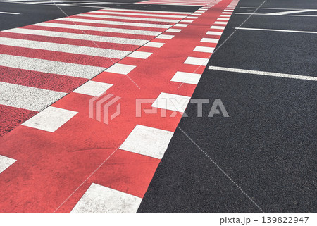 Marking of pedestrian crossing and bicycle path 139822947