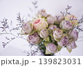 アンティークローズのクローズアップと繊細なブルーファンタジー 139823031