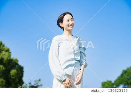 屋外でストレッチをする若い女性 ライフスタイルイメージ 屋外でストレッチをする若い女性 ライフスタイルイメージ 139823135