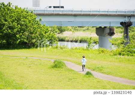 ランニングをする若い女性 スポーツイメージ ランニングをする若い女性 スポーツイメージ 139823140