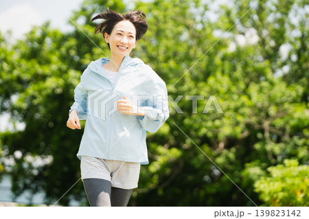ランニングをする若い女性 スポーツイメージ ランニングをする若い女性 スポーツイメージ 139823142